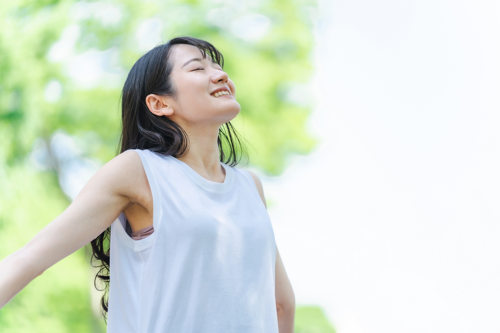 深呼吸をする女性